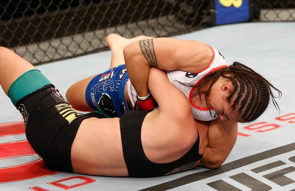 Imagens do UFC Fight Night 51, em Braslia - Jessica Andrade (blusa branca e luvas vermelhas) venceu Larissa Pacheco por finalizao (guilhotina) no primeiro round