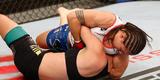 Imagens do UFC Fight Night 51, em Braslia - Jessica Andrade (blusa branca e luvas vermelhas) venceu Larissa Pacheco por finalizao (guilhotina) no primeiro round
