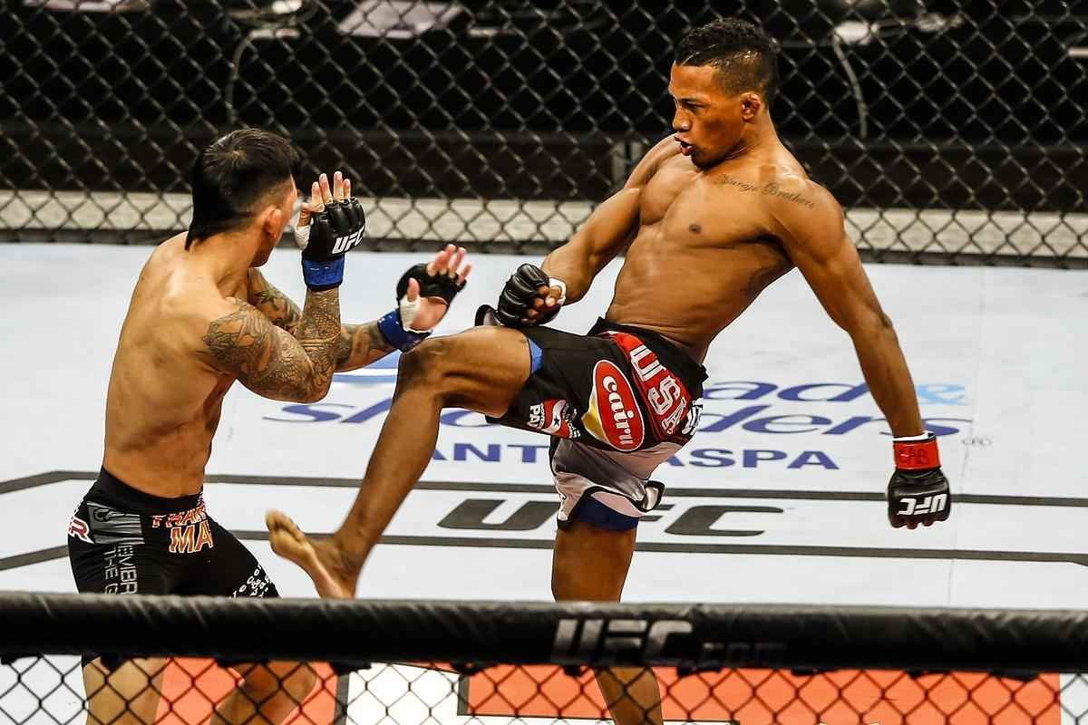 Imagens do UFC Fight Night 51, em Braslia - Iuri Maraj (luvas vermelhas) venceu Russell Doane por deciso unnime