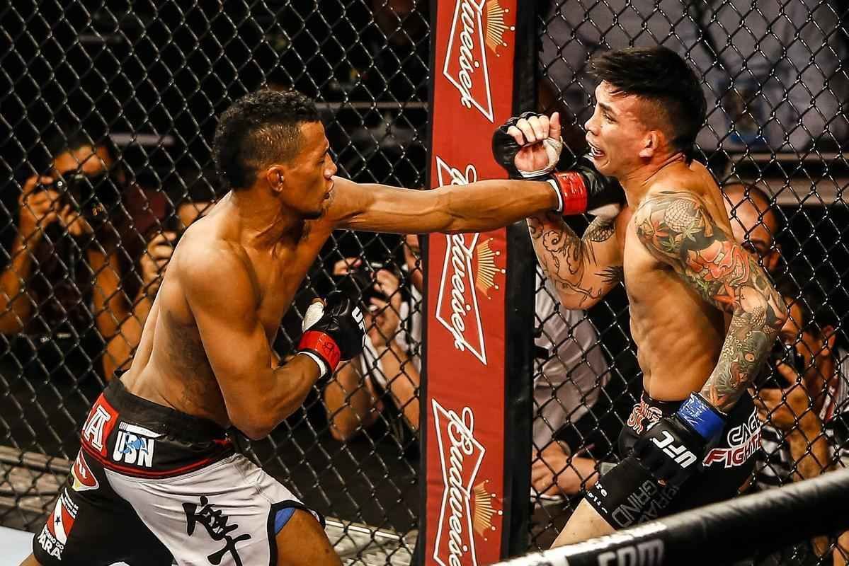 Imagens do UFC Fight Night 51, em Braslia - Iuri Maraj (luvas vermelhas) venceu Russell Doane por deciso unnime