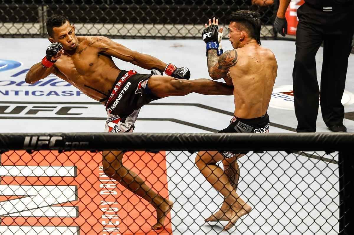 Imagens do UFC Fight Night 51, em Braslia - Iuri Maraj (luvas vermelhas) venceu Russell Doane por deciso unnime