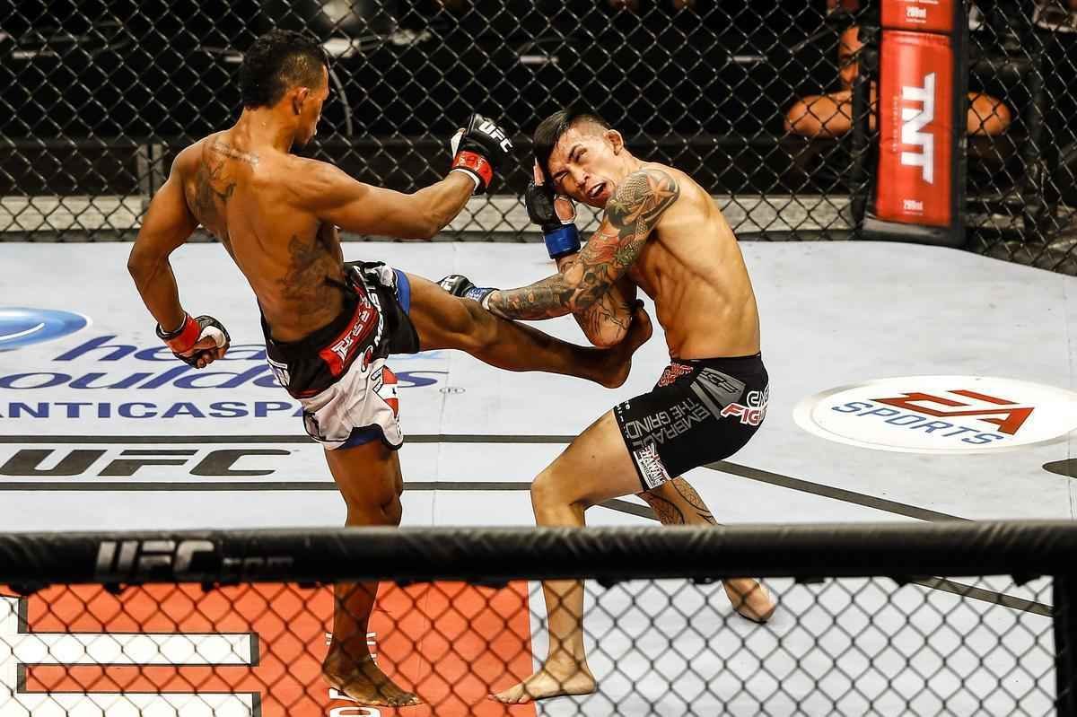 Imagens do UFC Fight Night 51, em Braslia - Iuri Maraj (luvas vermelhas) venceu Russell Doane por deciso unnime