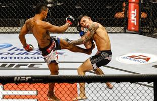 Imagens do UFC Fight Night 51, em Braslia - Iuri Maraj (luvas vermelhas) venceu Russell Doane por deciso unnime