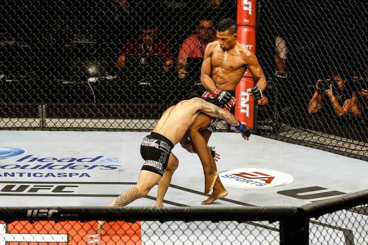 Imagens do UFC Fight Night 51, em Braslia - Iuri Maraj (luvas vermelhas) venceu Russell Doane por deciso unnime