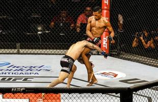 Imagens do UFC Fight Night 51, em Braslia - Iuri Maraj (luvas vermelhas) venceu Russell Doane por deciso unnime