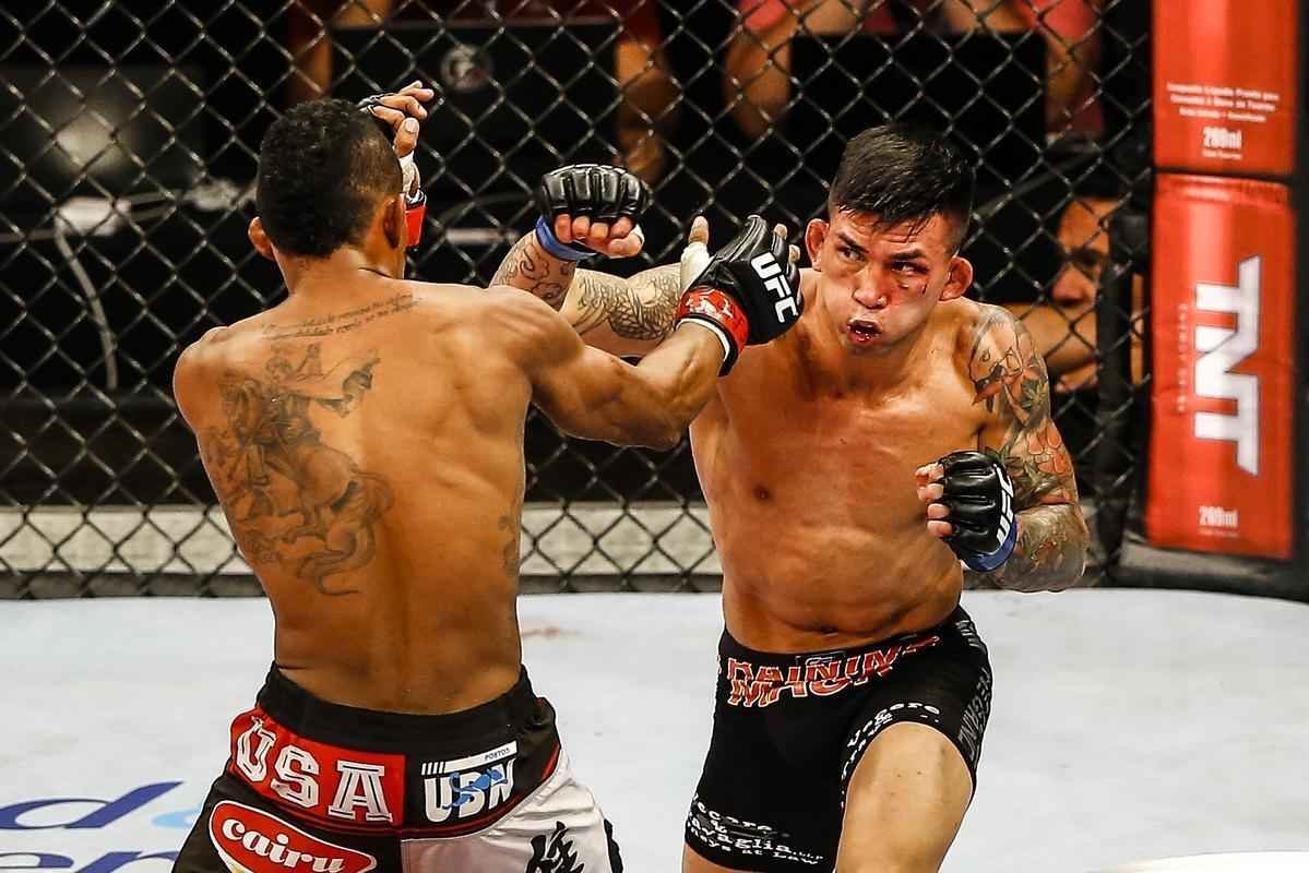 Imagens do UFC Fight Night 51, em Braslia - Iuri Maraj (luvas vermelhas) venceu Russell Doane por deciso unnime