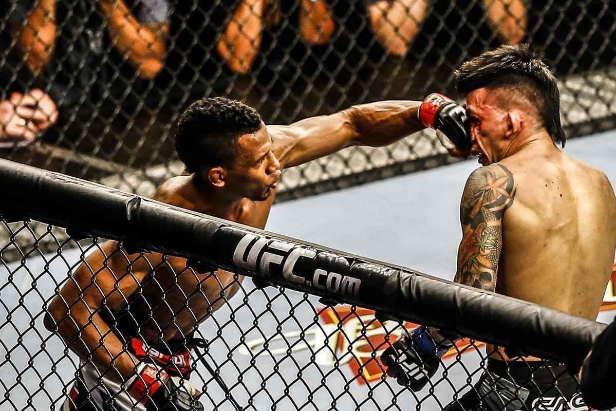 Imagens do UFC Fight Night 51, em Braslia - Iuri Maraj (luvas vermelhas) venceu Russell Doane por deciso unnime