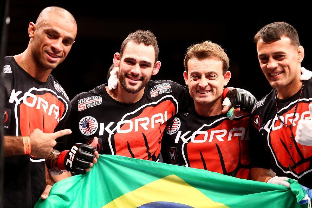 Imagens do UFC Fight Night 51, em Braslia - Santiago Ponzinibbio (bermuda e luvas vermelhas) venceu Wendell Nego por nocaute tcnico