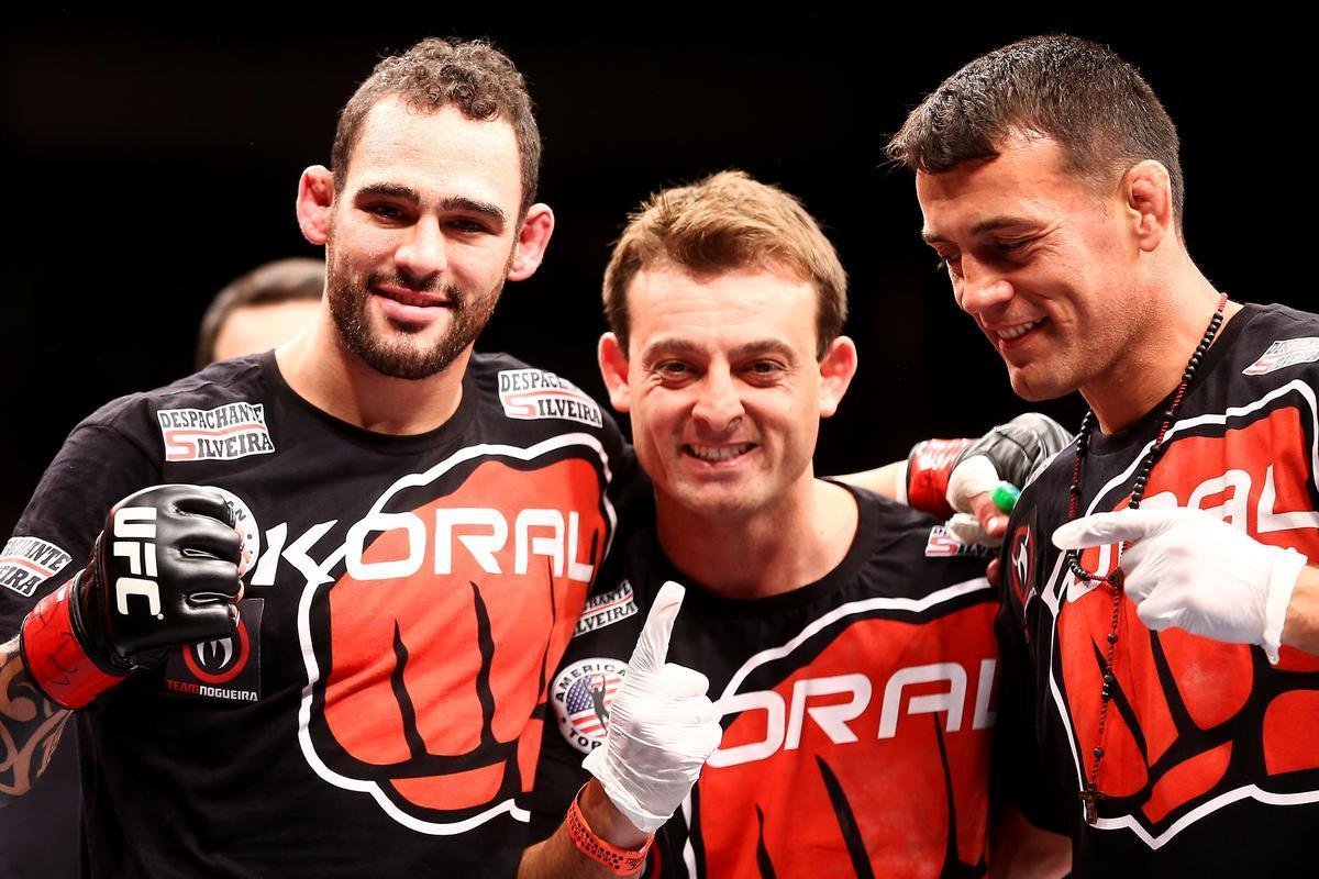 Imagens do UFC Fight Night 51, em Braslia - Santiago Ponzinibbio (bermuda e luvas vermelhas) venceu Wendell Nego por nocaute tcnico