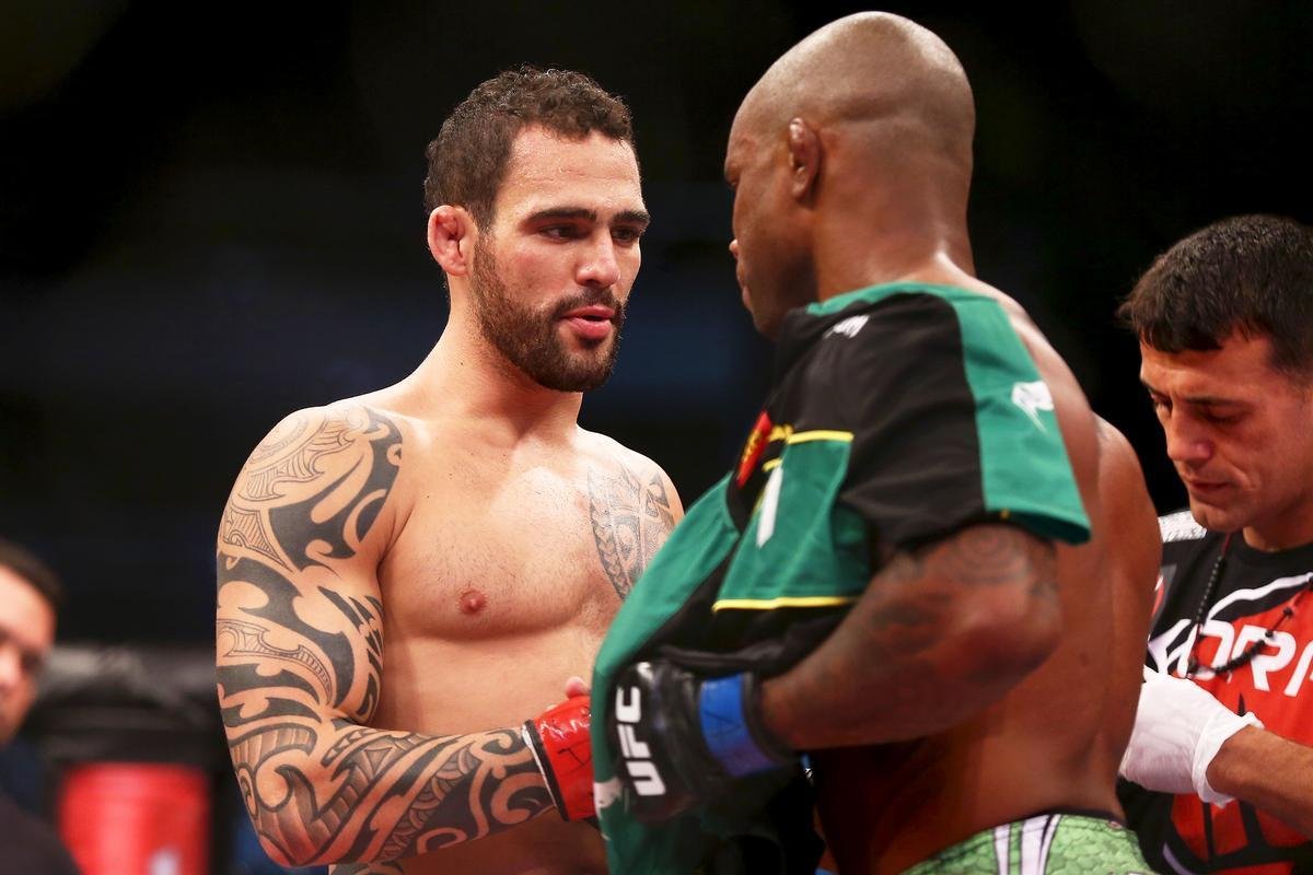 Imagens do UFC Fight Night 51, em Braslia - Santiago Ponzinibbio (bermuda e luvas vermelhas) venceu Wendell Nego por nocaute tcnico