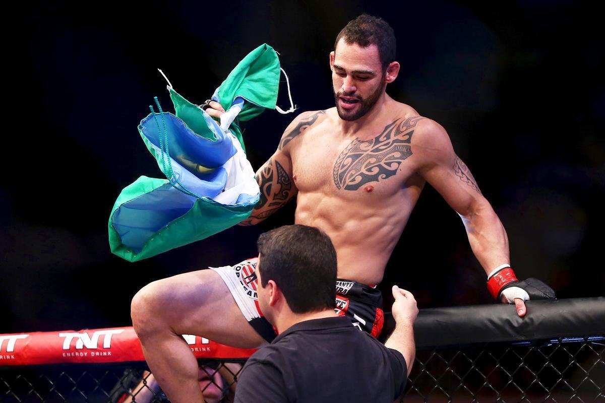 Imagens do UFC Fight Night 51, em Braslia - Santiago Ponzinibbio (bermuda e luvas vermelhas) venceu Wendell Nego por nocaute tcnico