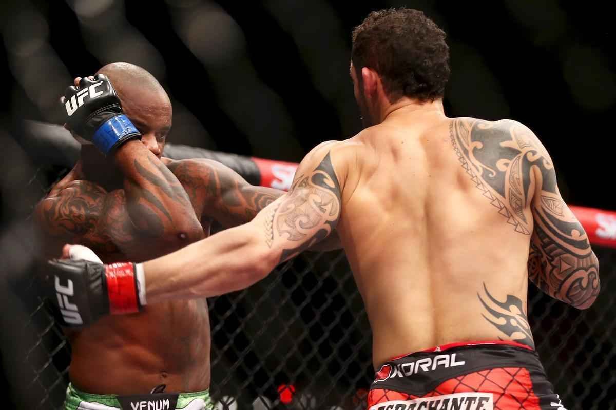 Imagens do UFC Fight Night 51, em Braslia - Santiago Ponzinibbio (bermuda e luvas vermelhas) venceu Wendell Nego por nocaute tcnico