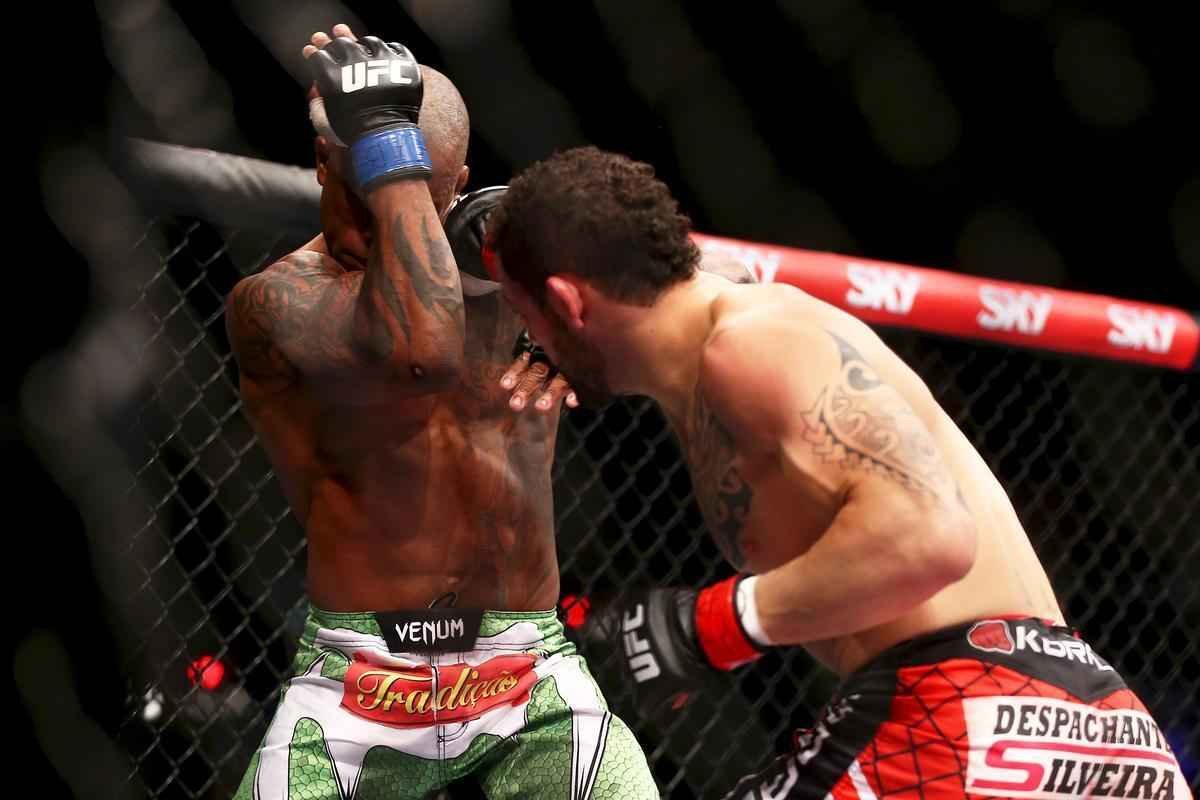 Imagens do UFC Fight Night 51, em Braslia - Santiago Ponzinibbio (bermuda e luvas vermelhas) venceu Wendell Nego por nocaute tcnico