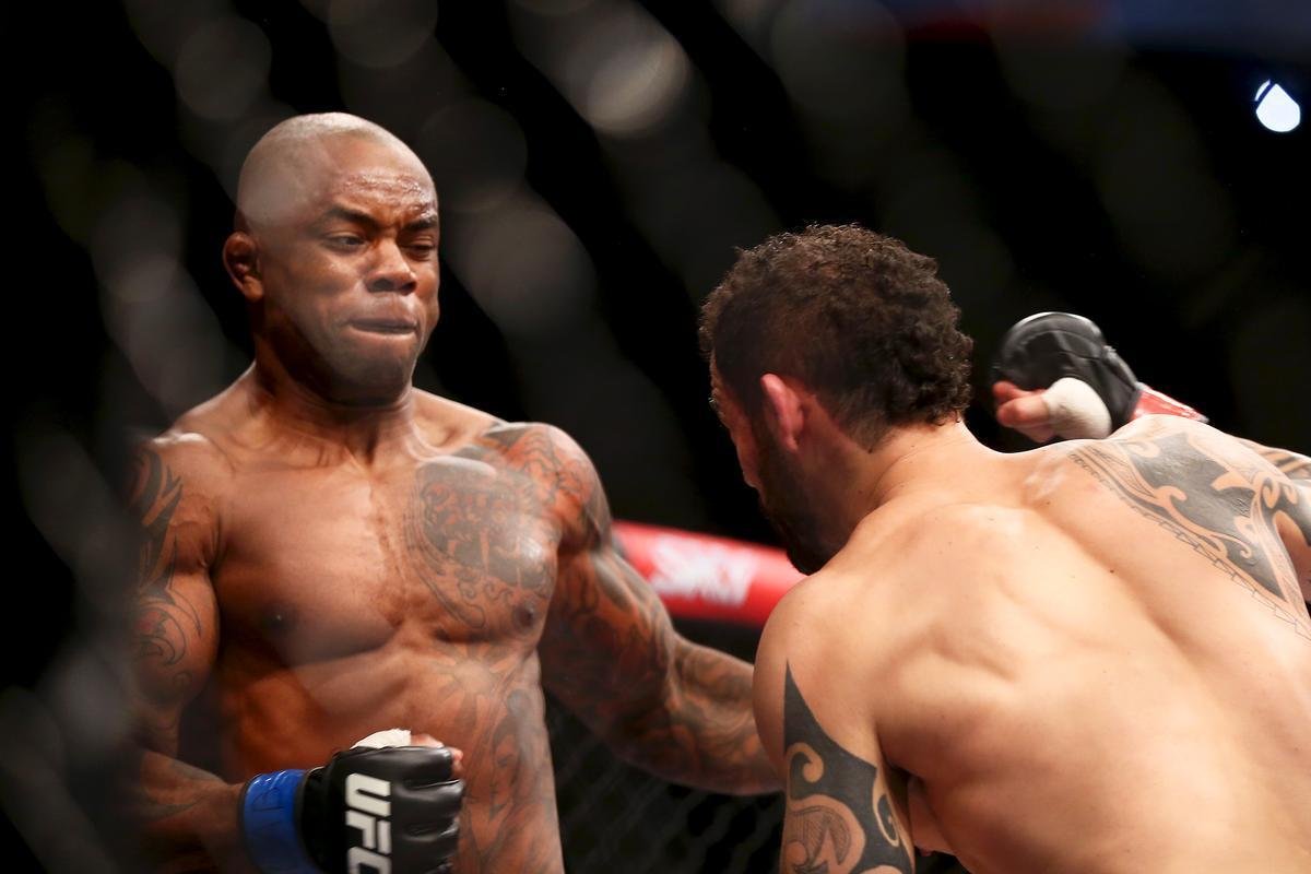 Imagens do UFC Fight Night 51, em Braslia - Santiago Ponzinibbio (bermuda e luvas vermelhas) venceu Wendell Nego por nocaute tcnico