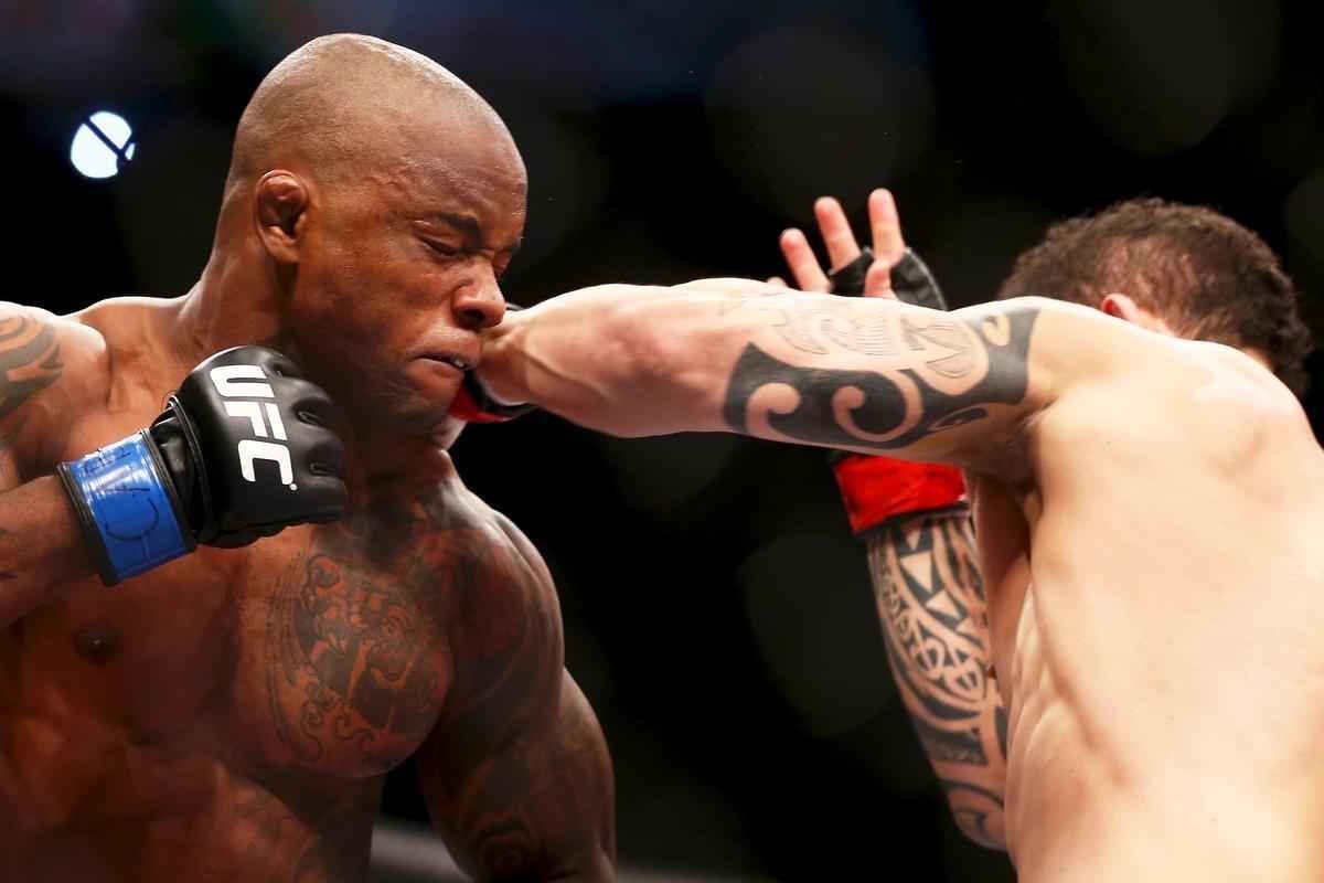 Imagens do UFC Fight Night 51, em Braslia - Santiago Ponzinibbio (bermuda e luvas vermelhas) venceu Wendell Nego por nocaute tcnico