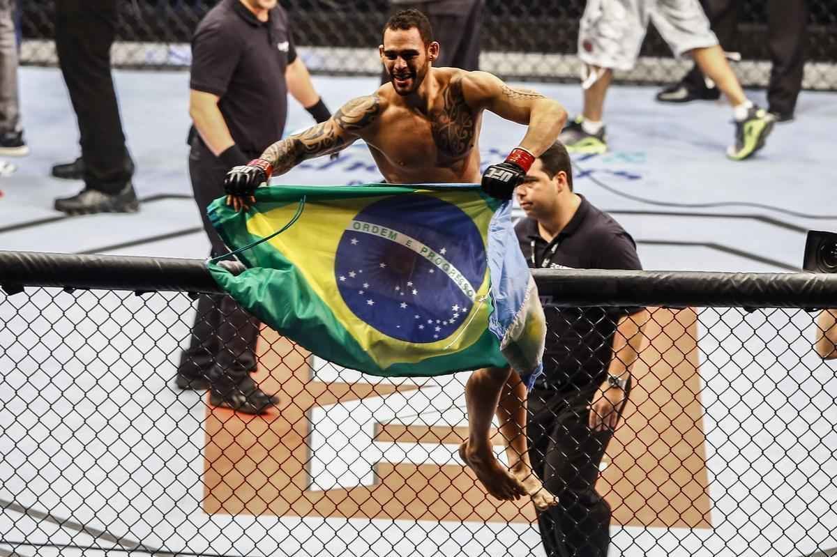 Imagens do UFC Fight Night 51, em Braslia - Santiago Ponzinibbio (bermuda e luvas vermelhas) venceu Wendell Nego por nocaute tcnico