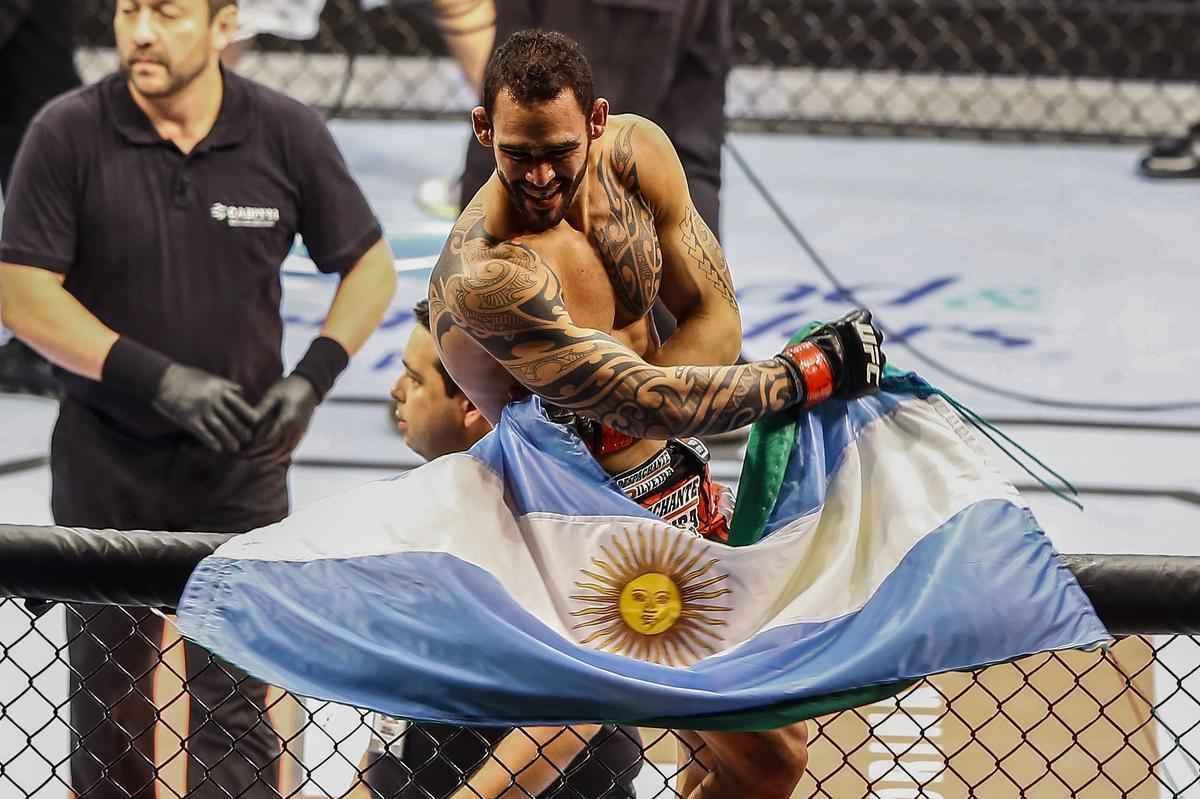 Imagens do UFC Fight Night 51, em Braslia - Santiago Ponzinibbio (bermuda e luvas vermelhas) venceu Wendell Nego por nocaute tcnico