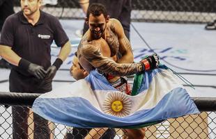 Imagens do UFC Fight Night 51, em Braslia - Santiago Ponzinibbio (bermuda e luvas vermelhas) venceu Wendell Nego por nocaute tcnico