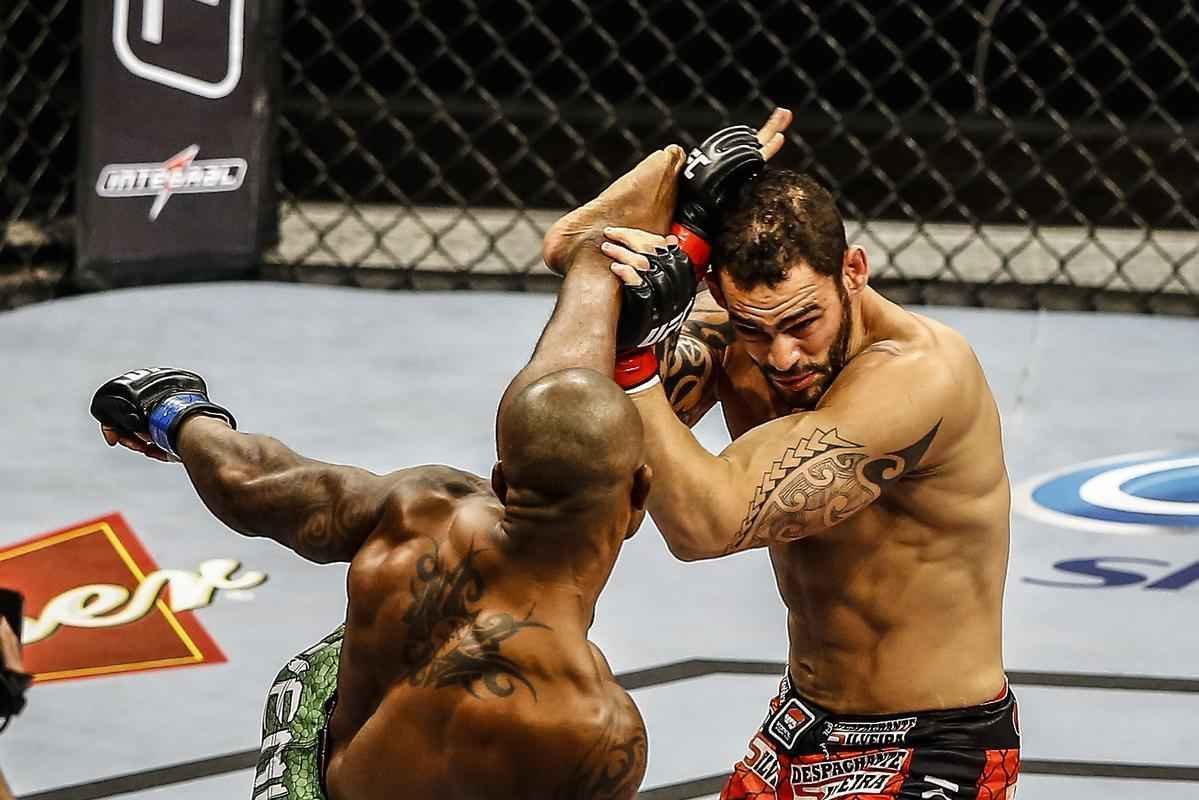 Imagens do UFC Fight Night 51, em Braslia - Santiago Ponzinibbio (bermuda e luvas vermelhas) venceu Wendell Nego por nocaute tcnico