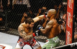 Imagens do UFC Fight Night 51, em Braslia - Santiago Ponzinibbio (bermuda e luvas vermelhas) venceu Wendell Nego por nocaute tcnico