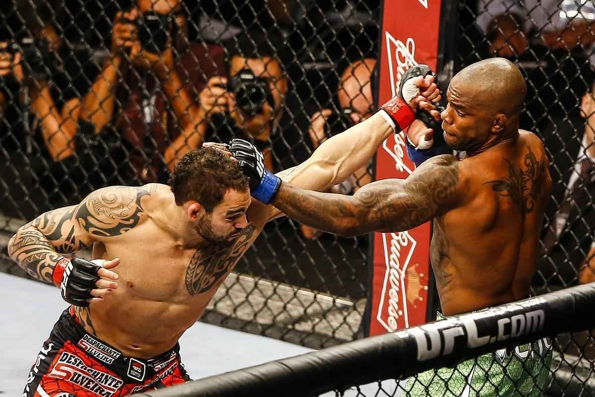 Imagens do UFC Fight Night 51, em Braslia - Santiago Ponzinibbio (bermuda e luvas vermelhas) venceu Wendell Nego por nocaute tcnico