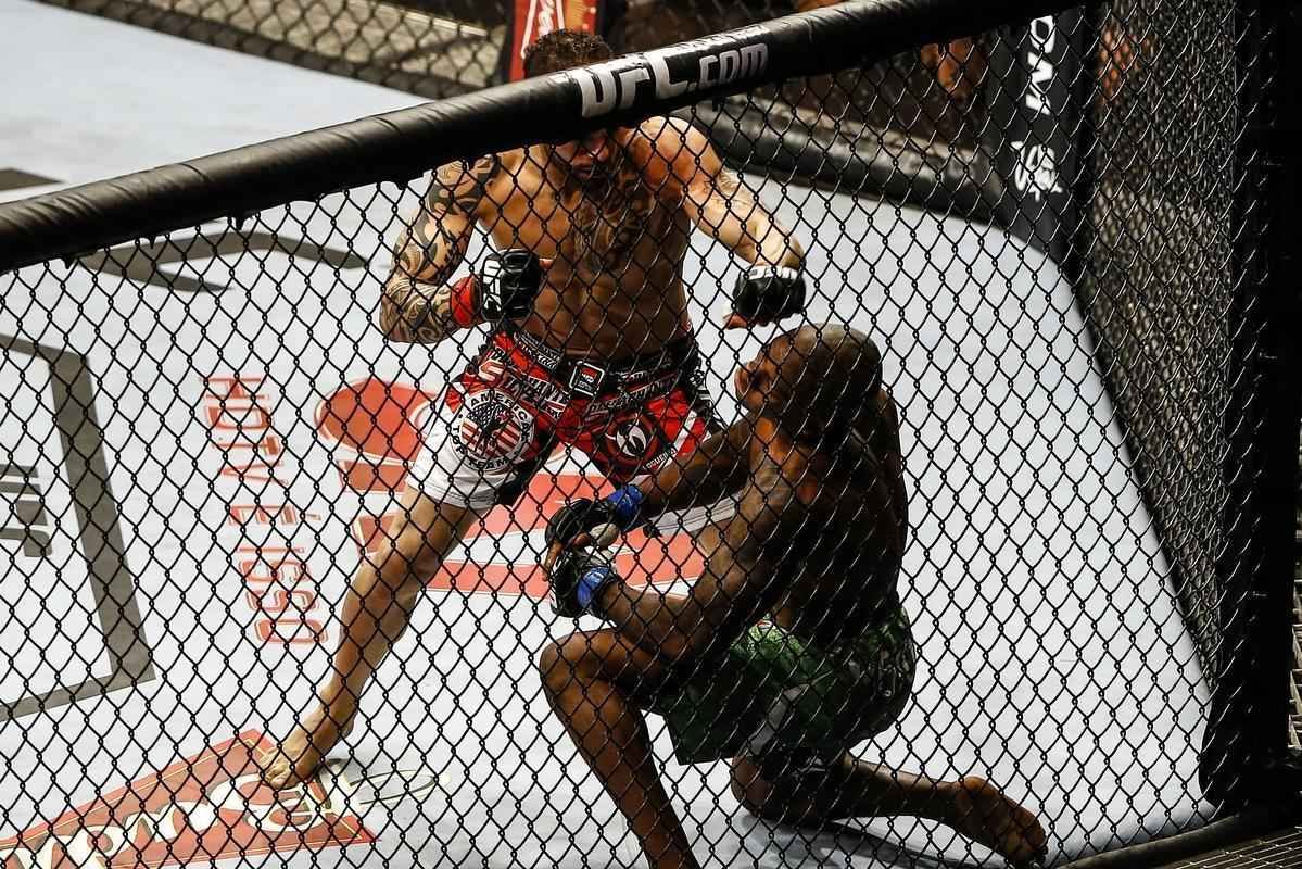 Imagens do UFC Fight Night 51, em Braslia - Santiago Ponzinibbio (bermuda e luvas vermelhas) venceu Wendell Nego por nocaute tcnico