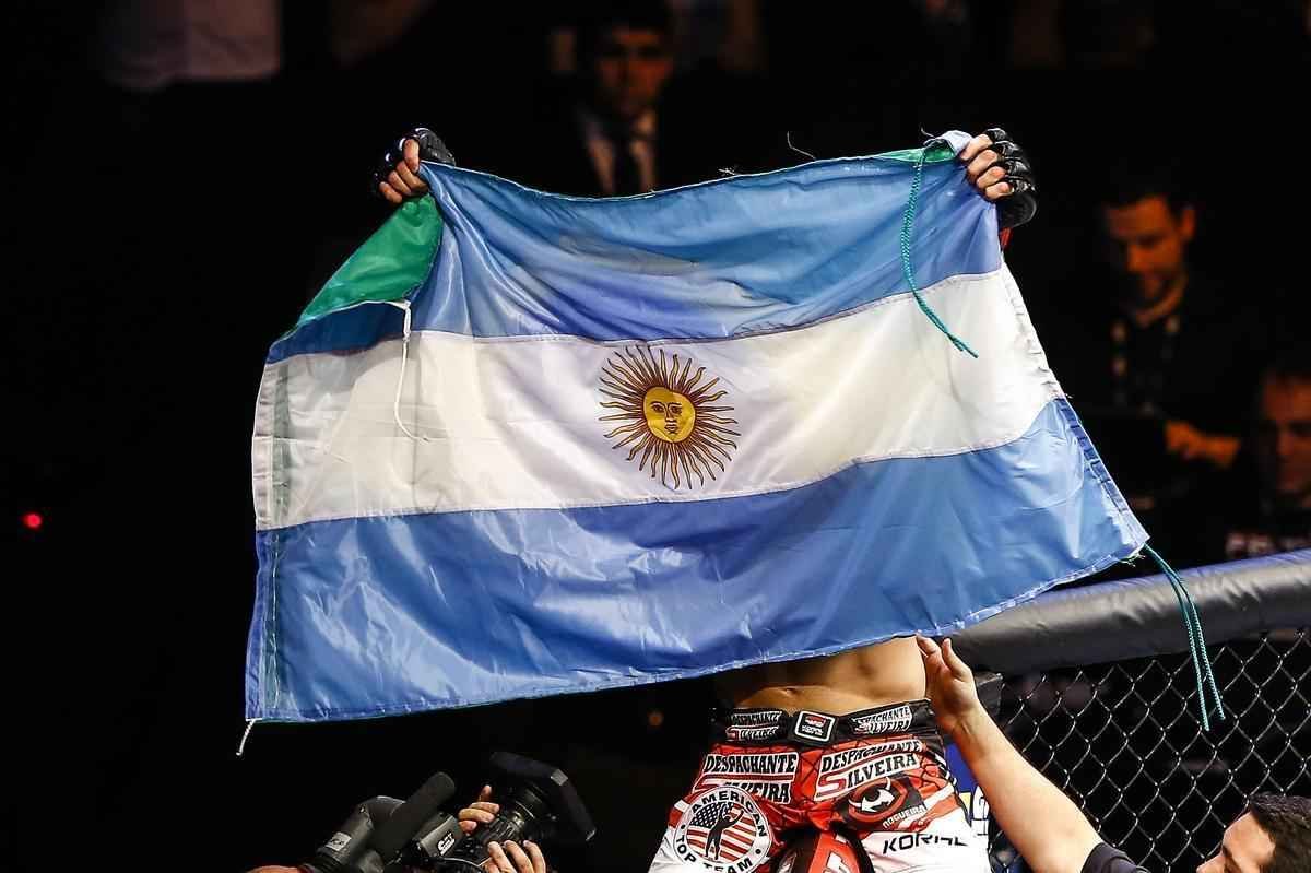 Imagens do UFC Fight Night 51, em Braslia - Santiago Ponzinibbio (bermuda e luvas vermelhas) venceu Wendell Nego por nocaute tcnico