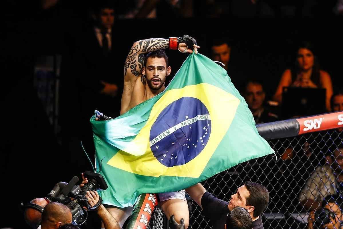 Imagens do UFC Fight Night 51, em Braslia - Santiago Ponzinibbio (bermuda e luvas vermelhas) venceu Wendell Nego por nocaute tcnico