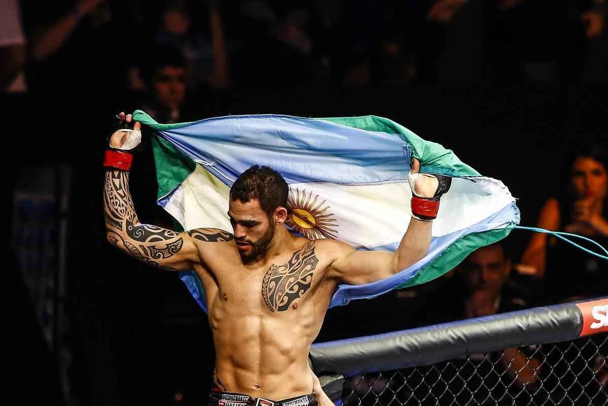 Imagens do UFC Fight Night 51, em Braslia - Santiago Ponzinibbio (bermuda e luvas vermelhas) venceu Wendell Nego por nocaute tcnico