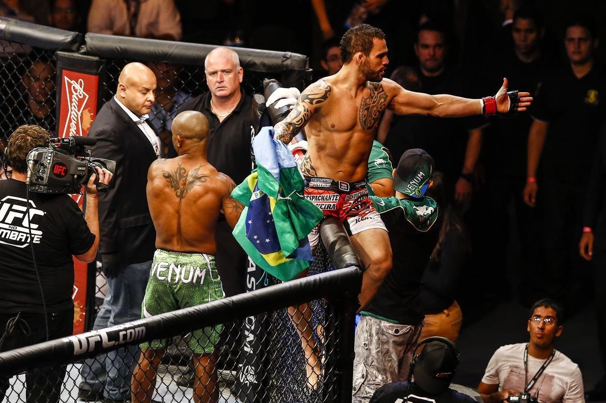 Imagens do UFC Fight Night 51, em Braslia - Santiago Ponzinibbio (bermuda e luvas vermelhas) venceu Wendell Nego por nocaute tcnico