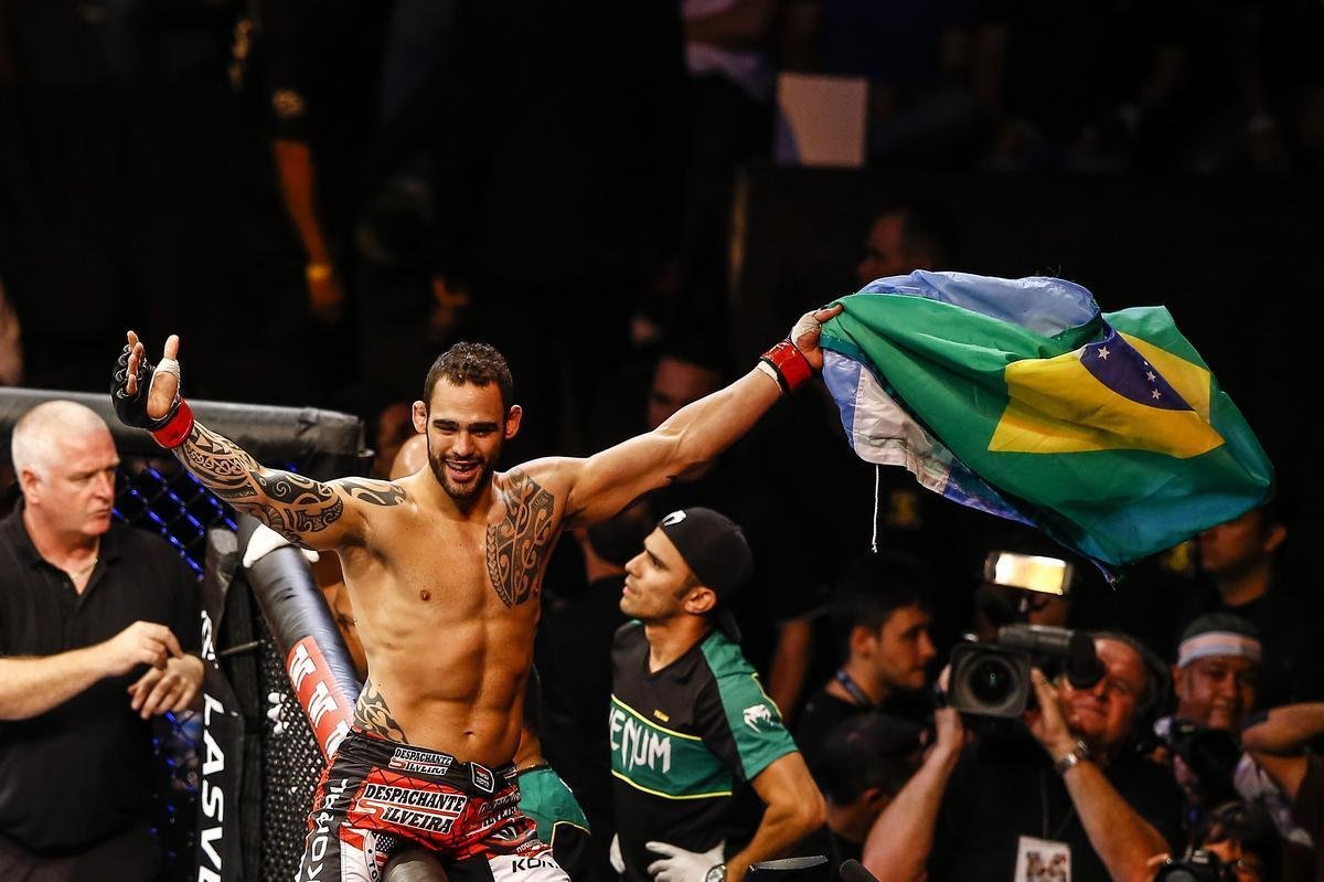 Imagens do UFC Fight Night 51, em Braslia - Santiago Ponzinibbio (bermuda e luvas vermelhas) venceu Wendell Nego por nocaute tcnico