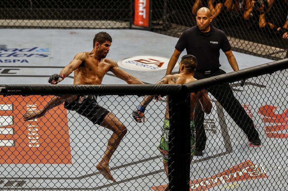 Imagens do UFC Fight Night 51, em Braslia - Lo Santos (bermuda preta e luvas vermelhas) venceu Efrain Escudero por deciso unnime