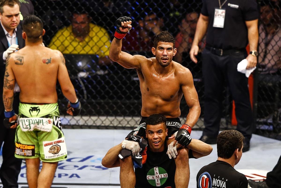 Imagens do UFC Fight Night 51, em Braslia - Lo Santos (bermuda preta e luvas vermelhas) venceu Efrain Escudero por deciso unnime