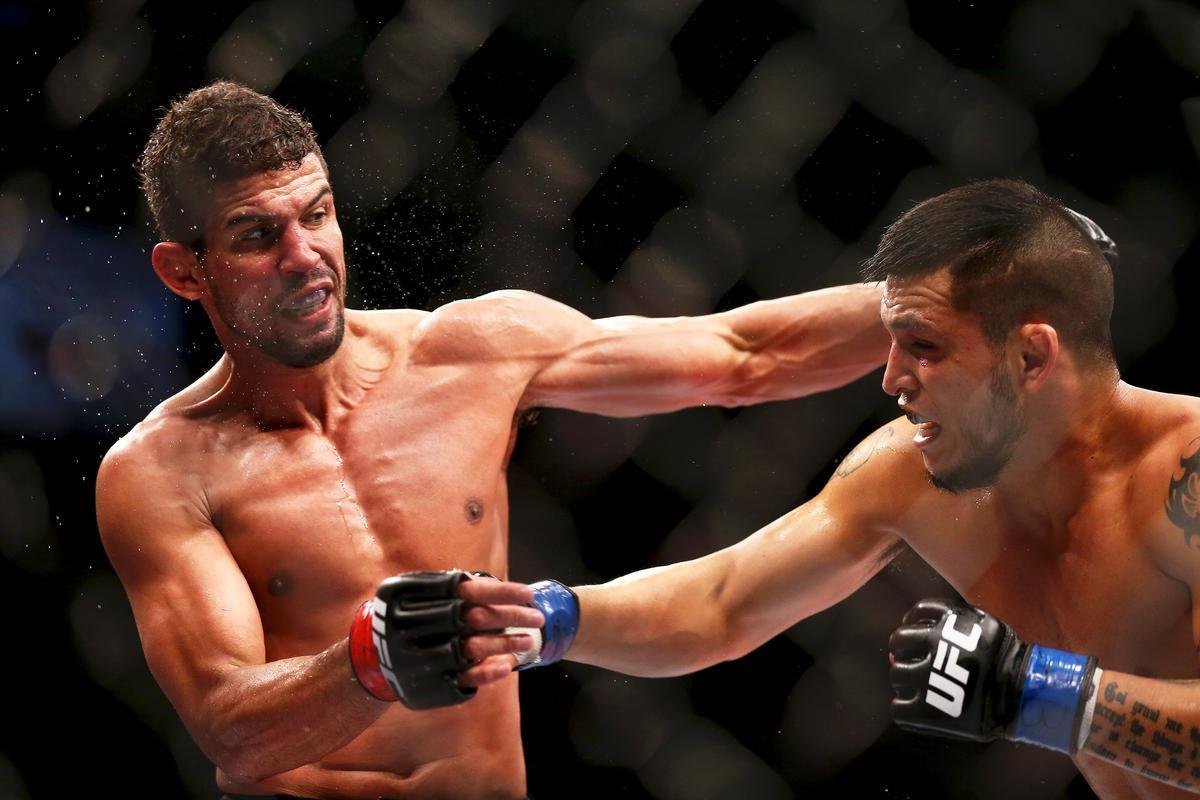 Imagens do UFC Fight Night 51, em Braslia - Lo Santos (bermuda preta e luvas vermelhas) venceu Efrain Escudero por deciso unnime