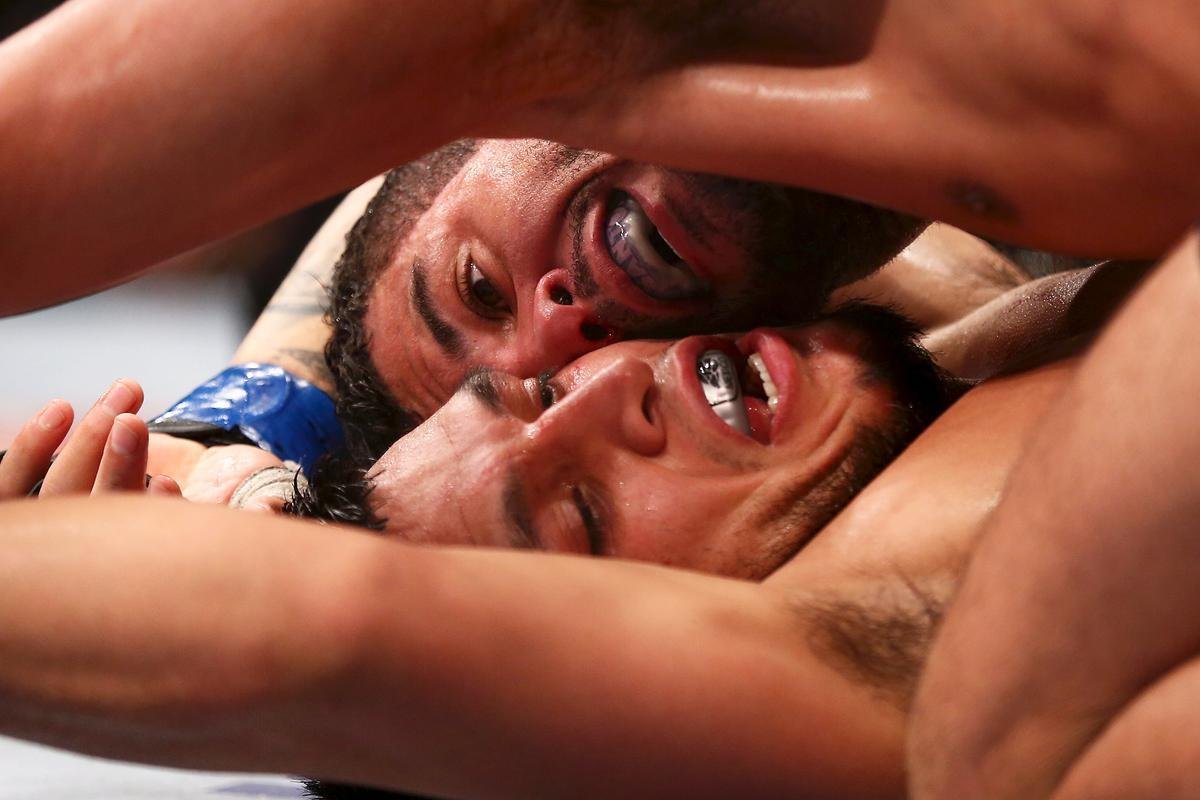 Imagens do UFC Fight Night 51, em Braslia - Lo Santos (bermuda preta e luvas vermelhas) venceu Efrain Escudero por deciso unnime
