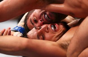 Imagens do UFC Fight Night 51, em Braslia - Lo Santos (bermuda preta e luvas vermelhas) venceu Efrain Escudero por deciso unnime