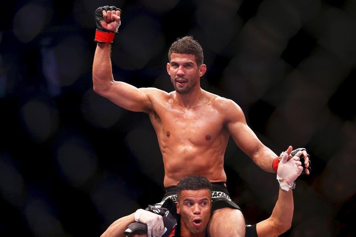 Imagens do UFC Fight Night 51, em Braslia - Lo Santos (bermuda preta e luvas vermelhas) venceu Efrain Escudero por deciso unnime