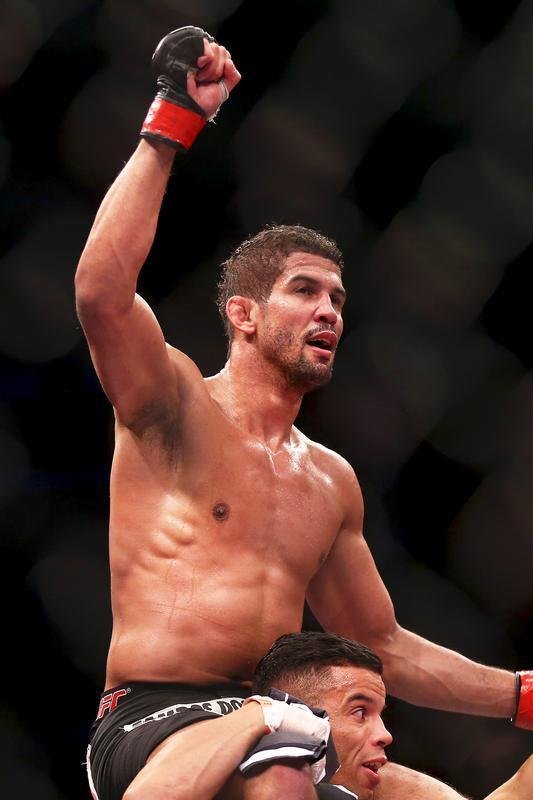 Imagens do UFC Fight Night 51, em Braslia - Lo Santos (bermuda preta e luvas vermelhas) venceu Efrain Escudero por deciso unnime