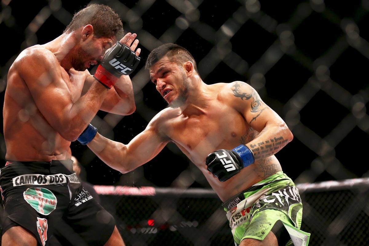 Imagens do UFC Fight Night 51, em Braslia - Lo Santos (bermuda preta e luvas vermelhas) venceu Efrain Escudero por deciso unnime