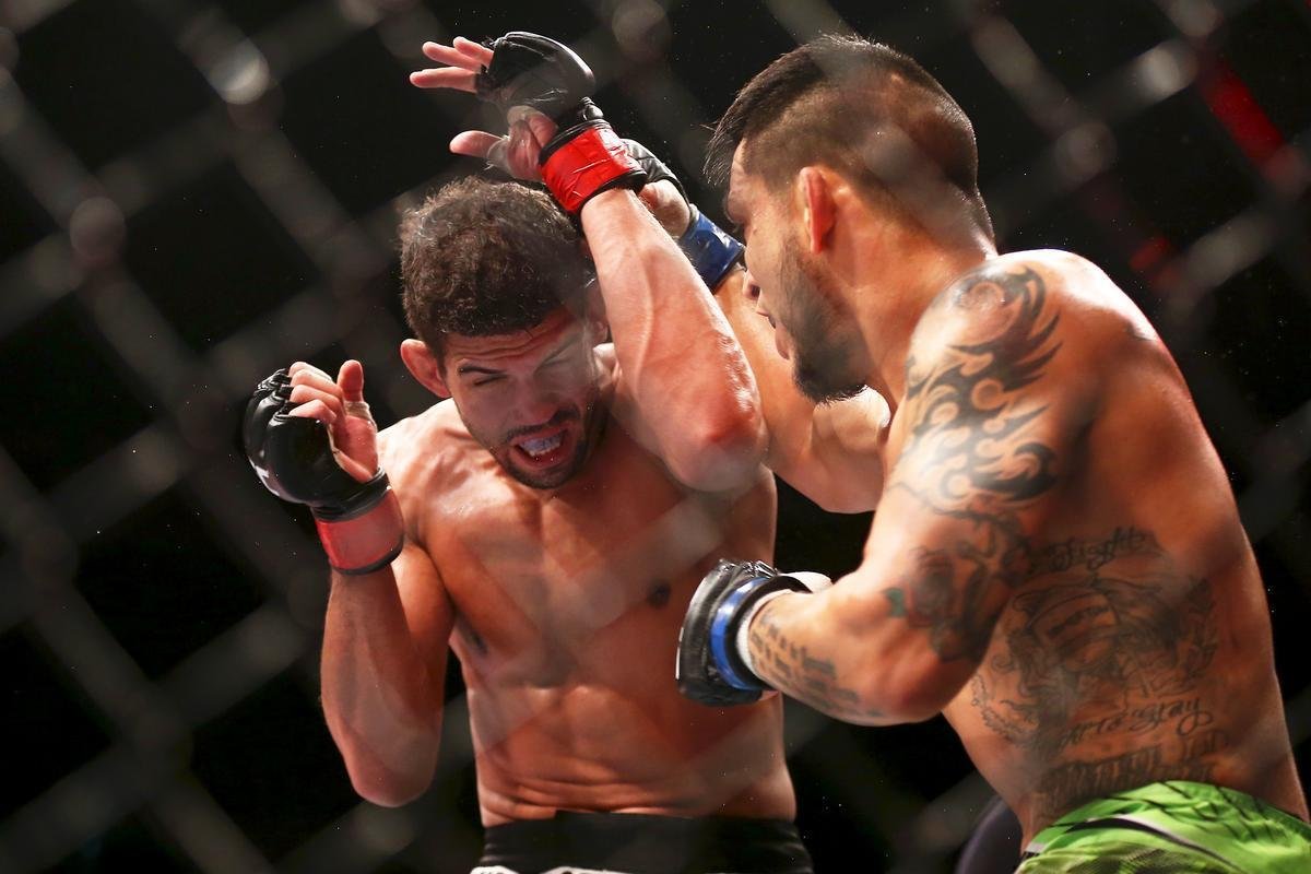 Imagens do UFC Fight Night 51, em Braslia - Lo Santos (bermuda preta e luvas vermelhas) venceu Efrain Escudero por deciso unnime