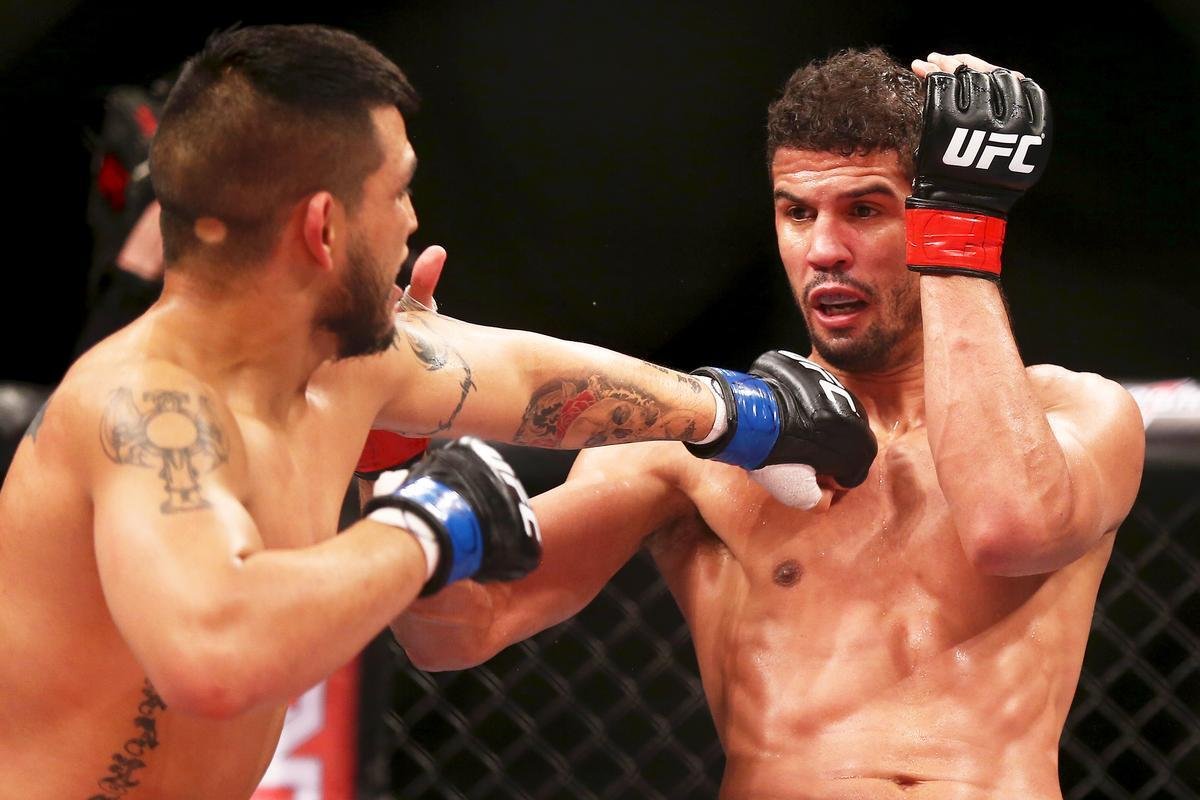 Imagens do UFC Fight Night 51, em Braslia - Lo Santos (bermuda preta e luvas vermelhas) venceu Efrain Escudero por deciso unnime