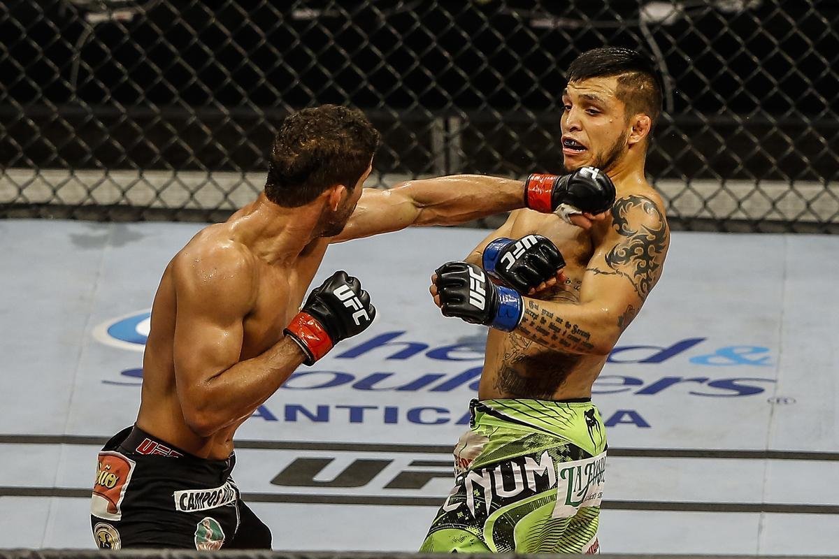 Imagens do UFC Fight Night 51, em Braslia - Lo Santos (bermuda preta e luvas vermelhas) venceu Efrain Escudero por deciso unnime