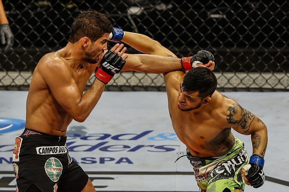 Imagens do UFC Fight Night 51, em Braslia - Lo Santos (bermuda preta e luvas vermelhas) venceu Efrain Escudero por deciso unnime