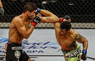 Imagens do UFC Fight Night 51, em Braslia - Lo Santos (bermuda preta e luvas vermelhas) venceu Efrain Escudero por deciso unnime