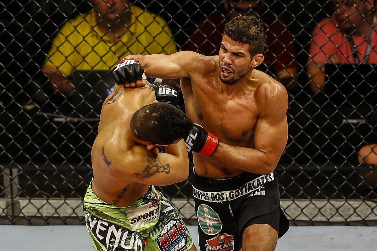 Imagens do UFC Fight Night 51, em Braslia - Lo Santos (bermuda preta e luvas vermelhas) venceu Efrain Escudero por deciso unnime