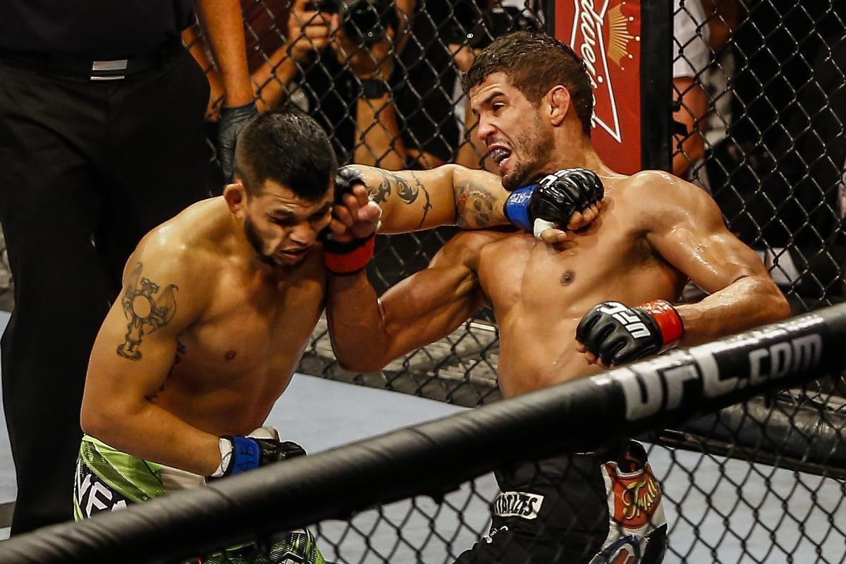 Imagens do UFC Fight Night 51, em Braslia - Lo Santos (bermuda preta e luvas vermelhas) venceu Efrain Escudero por deciso unnime