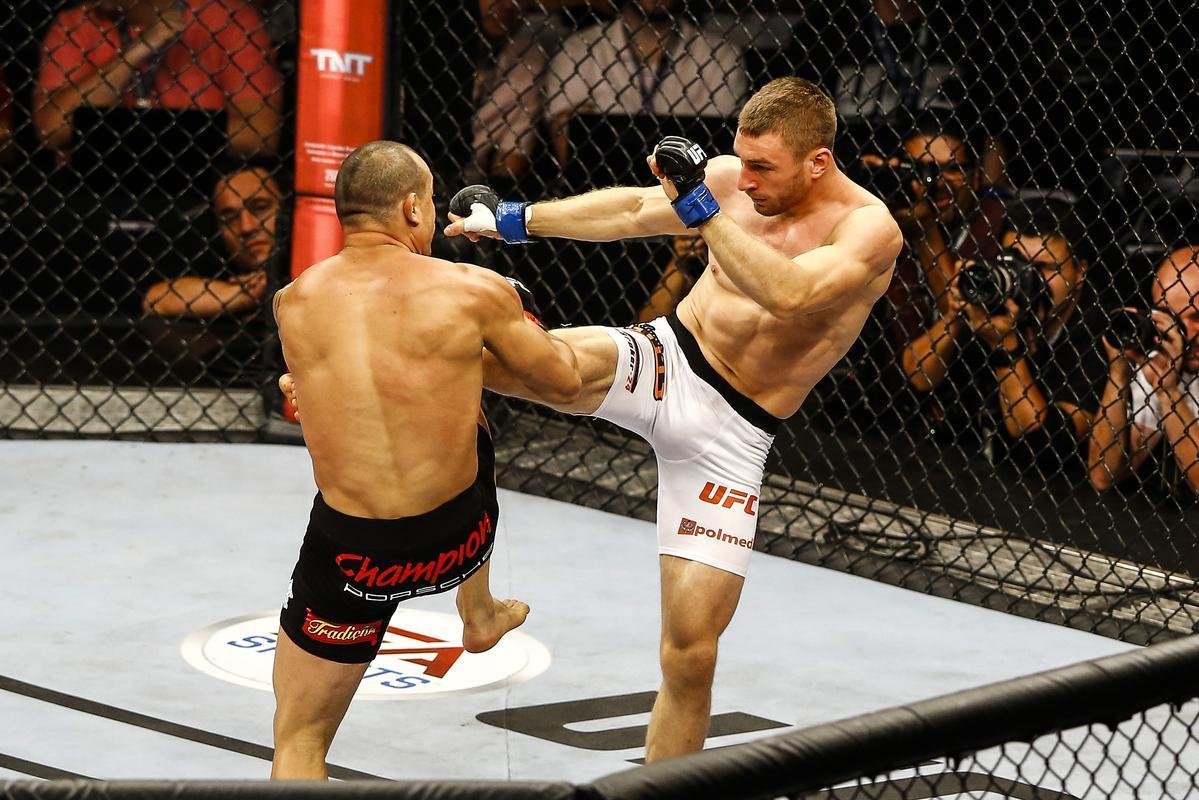 Imagens do UFC Fight Night 51, em Braslia - Gleison Tibau (bermuda preta e luvas vermelhas) venceu Piotr Hallmann por deciso dividida