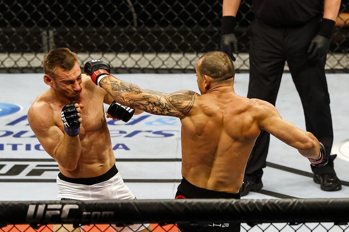 Imagens do UFC Fight Night 51, em Braslia - Gleison Tibau (bermuda preta e luvas vermelhas) venceu Piotr Hallmann por deciso dividida