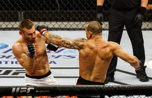 Imagens do UFC Fight Night 51, em Braslia - Gleison Tibau (bermuda preta e luvas vermelhas) venceu Piotr Hallmann por deciso dividida