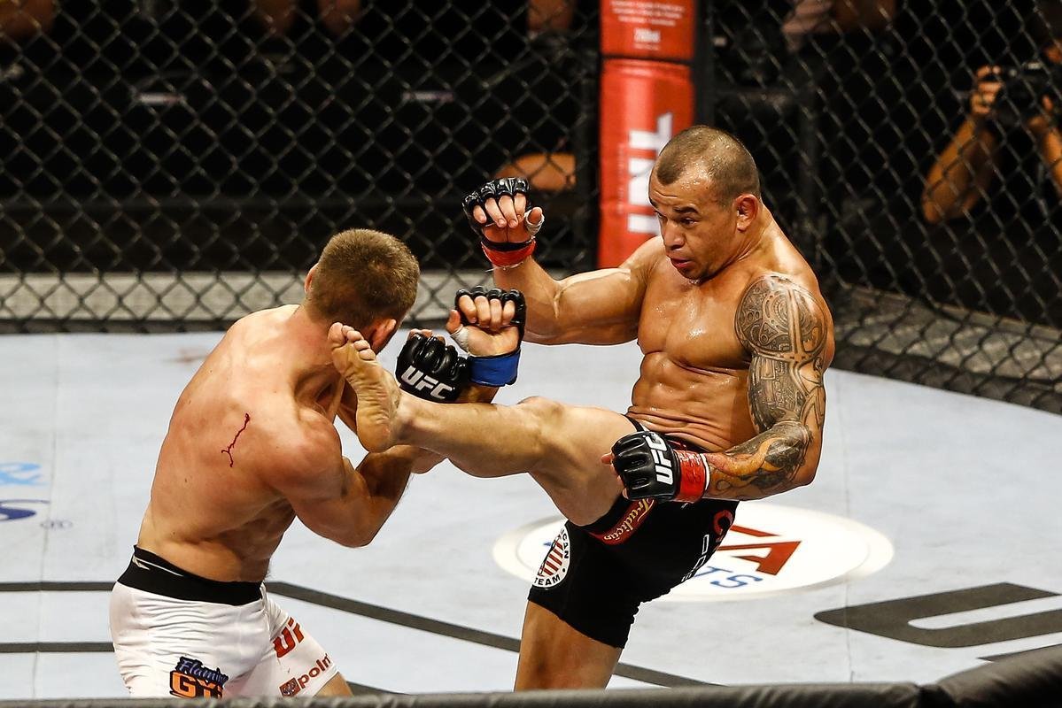 Imagens do UFC Fight Night 51, em Braslia - Gleison Tibau (bermuda preta e luvas vermelhas) venceu Piotr Hallmann por deciso dividida
